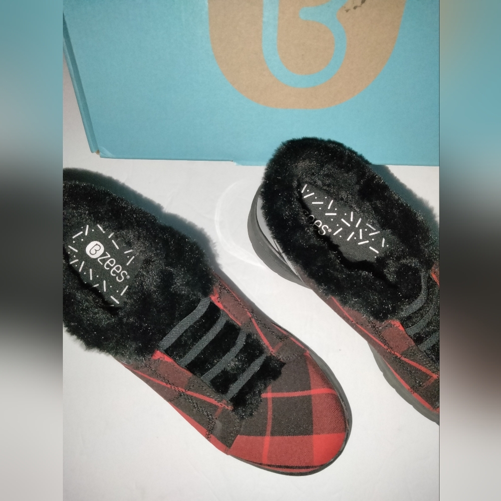 Bzees (Size 8.5W) Black/Red Plaid Pattern Faux Fur Lined Slip-on Golden Sneakers - Picture 3 of 13